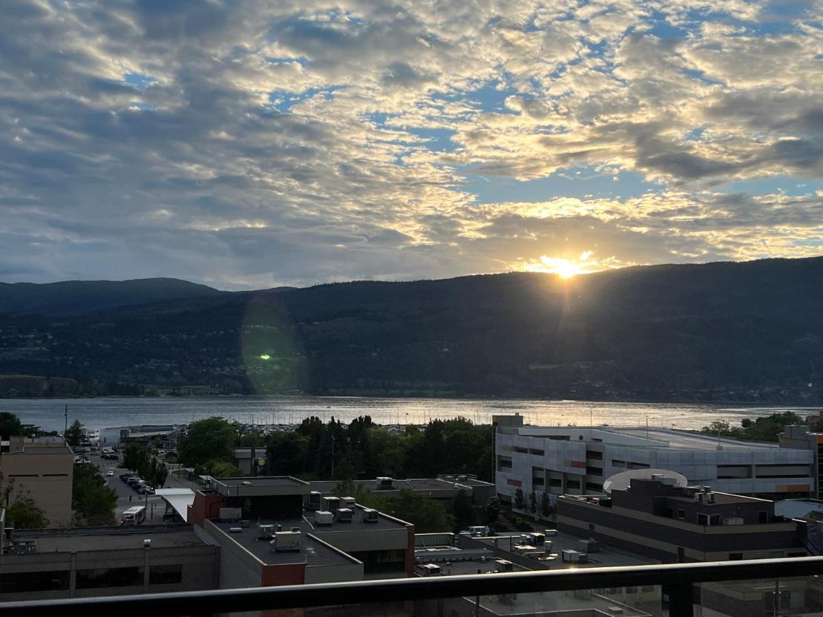 Amazing Brand New Lakeview Condo Downtown Kelowna Exterior photo