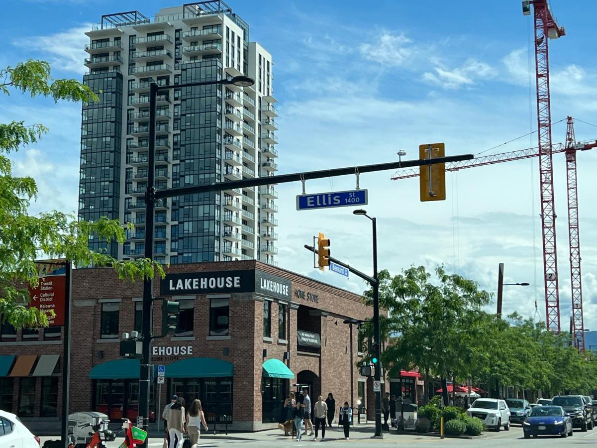 Amazing Brand New Lakeview Condo Downtown Kelowna Exterior photo